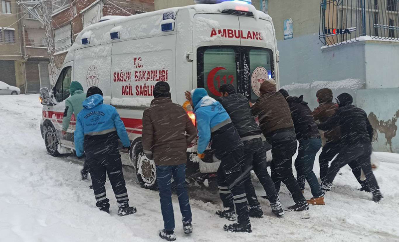 VİDEO HABER - Hasta taşıyan ambulans yolda kaldı