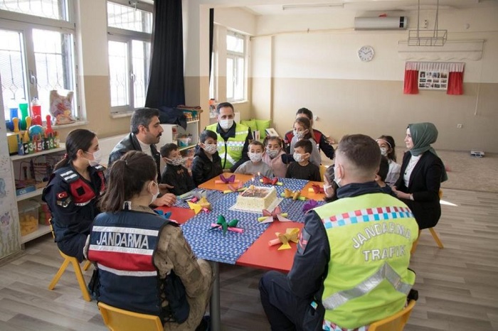 Diyarbakır’da jandarma ekipleri çocuklara hediye verip birlikte film izledi