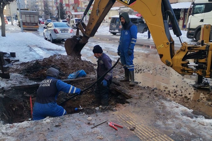 Diyarbakır'da soğuk nedeniyle arızalan su şebekeleri onarılıyor