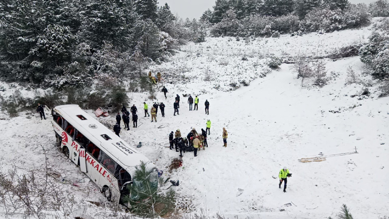 Yolcu otobüsü şarampole devrildi: 3 ölü, 15 yaralı