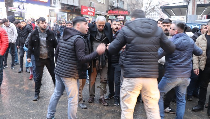 Diyarbakır’da iki aile arasında silahlı kavga: 4 yaralı, 2 gözaltı