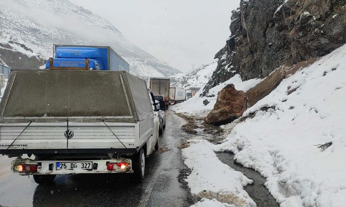Video Haber - Bitlis-Diyarbakır kara yoluna kayalar yola düştü araç kuyruğu oluştu