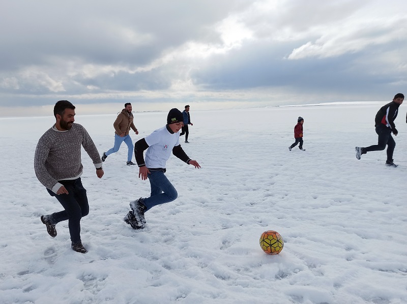 Donan Arin Gölü üzerinde futbol keyfi