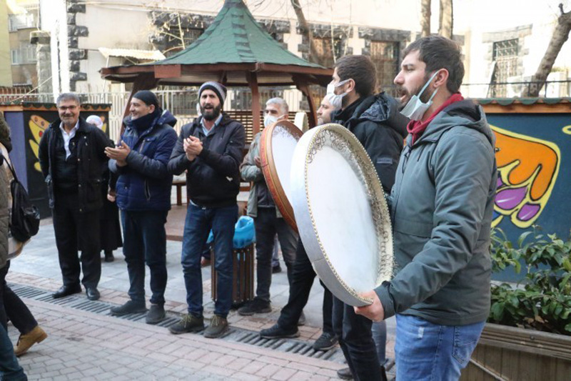 Kürtçe müzik yapanların engellenmesi protesto edildi