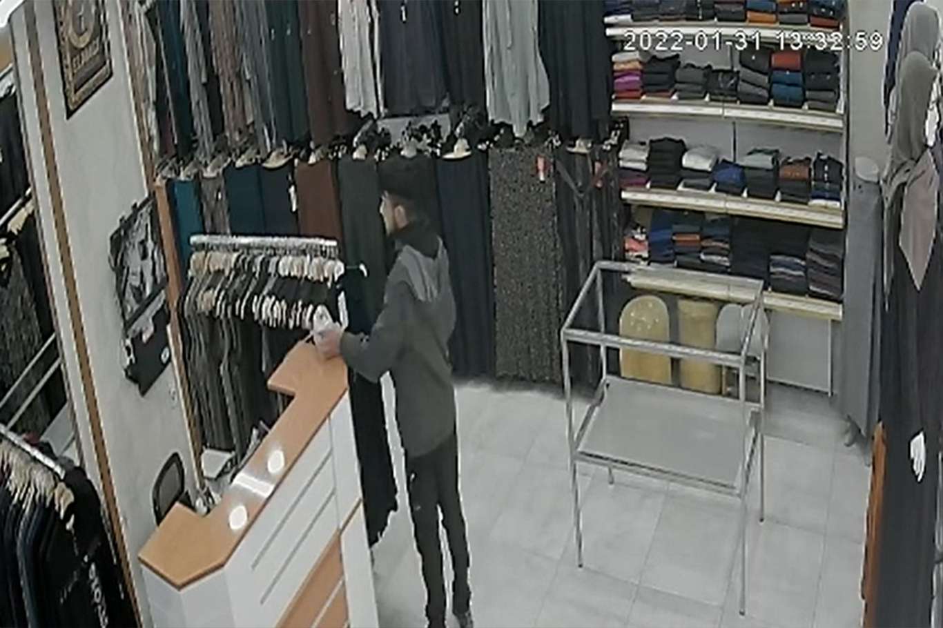 VİDEO HABER - Sadaka kutusunu çalan hırsız iş yeri kamerasına takıldı