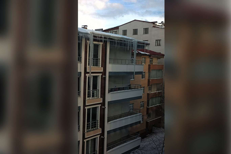 VİDEO HABER - Çatılarda oluşan buz sarkıtları 2 katlı binaların yüksekliğine ulaştı