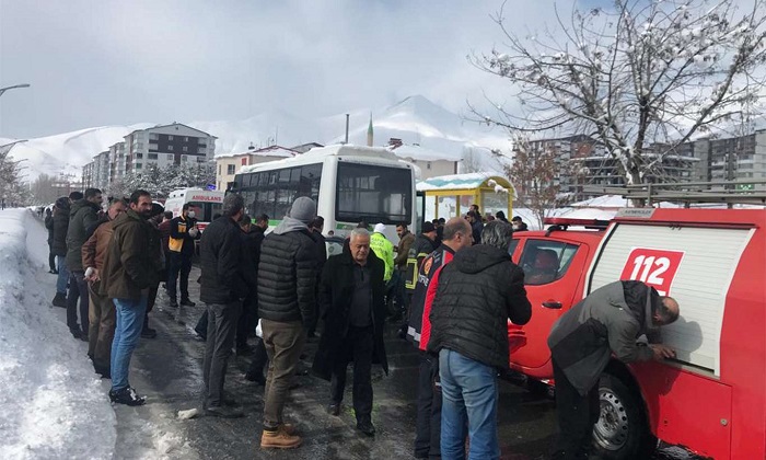 Video Haber - Otomobil halk otobüsüne çarptı: Bir yaralı