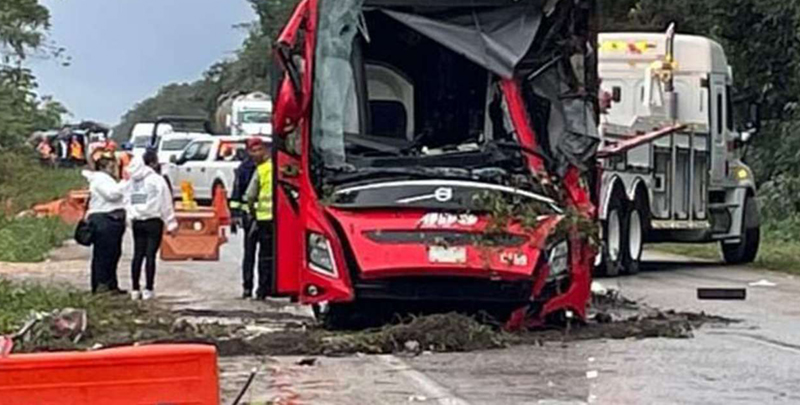 Otobüsü ile kamyon çarpıştı: 8 ölü 30 yaralı