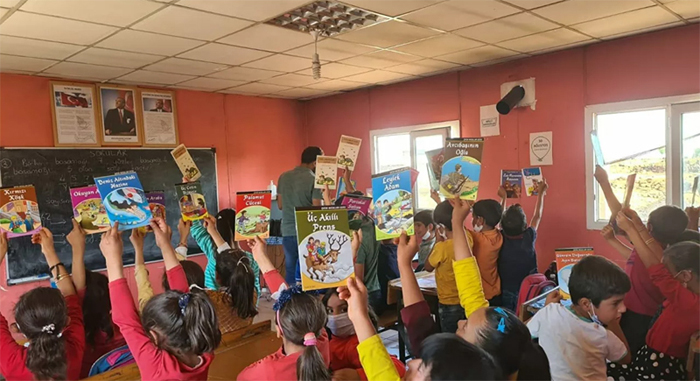 90 köy okulu için 74 bin 870 kitap topladı