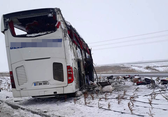 Diyarbakır otobüsü devrildi: 1 ölü, 17 yaralı