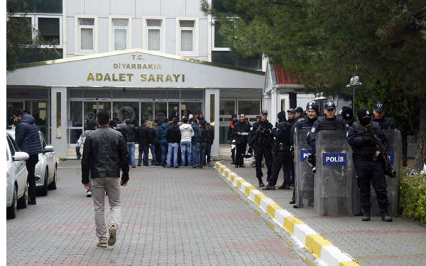 Diyarbakır'da kendini gazeteci olarak tanıtan memur şikayet üzerine gözaltına alındı