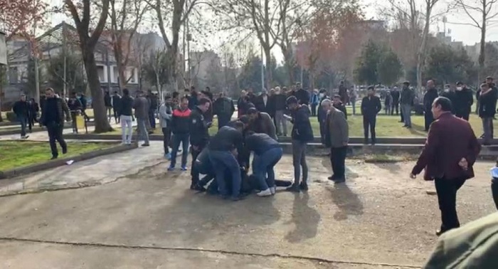 Diyarbakır’da parkta yürüyen genç bıçaklı saldırıya uğradı