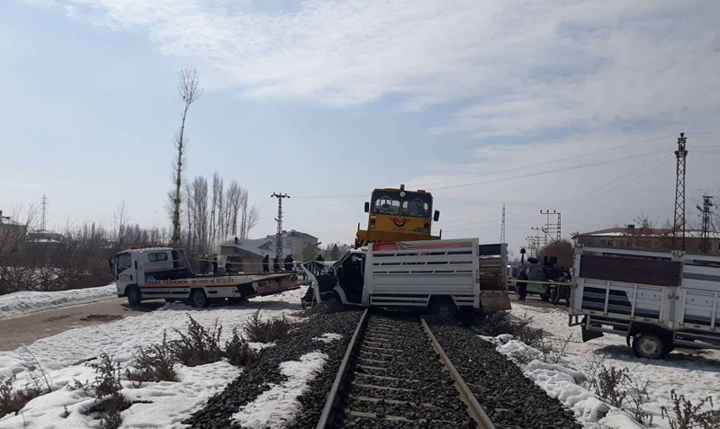 VİDEO HABER - Karkürer treni kamyonete çarptı