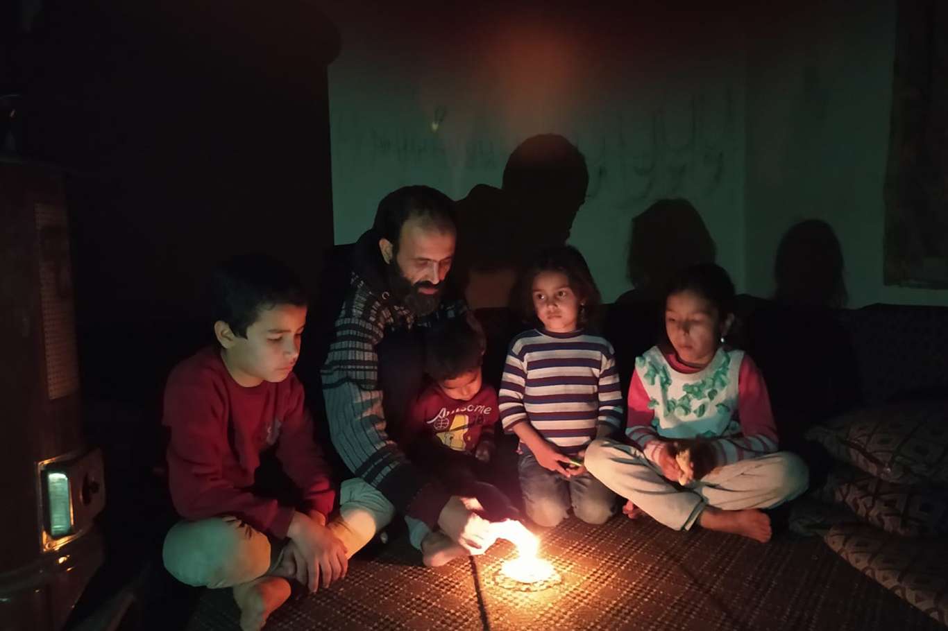 VİDEO HABER - Elektrik faturasını ödeyemeyen aile karanlıkta kaldı