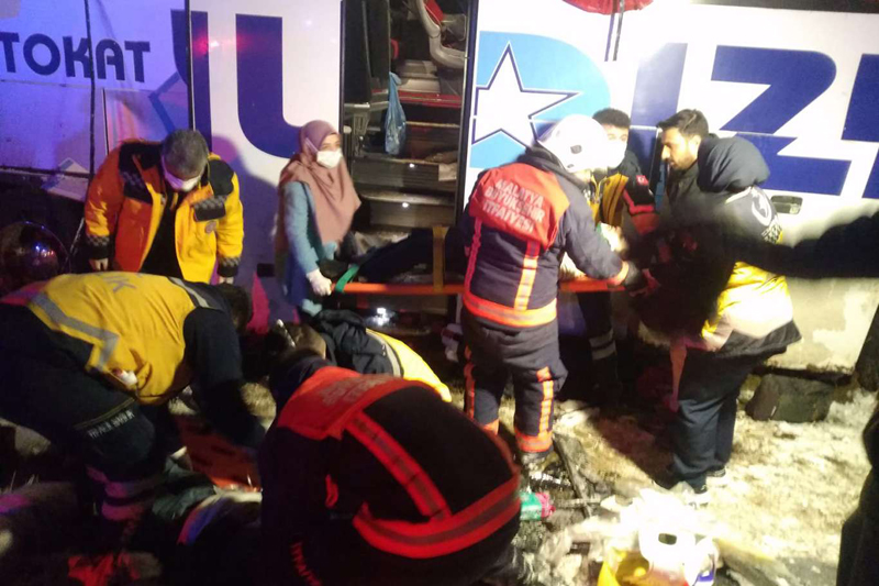 VİDEO HABER - Yolcu otobüsü kaza yaptı: 22 yaralı