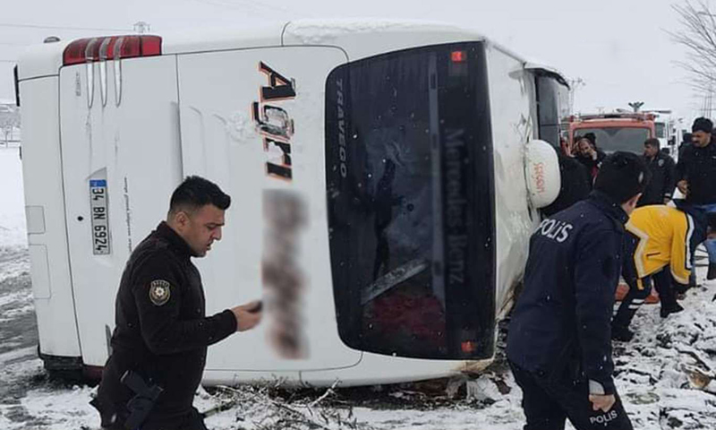 Kontrolden çıkan yolcu otobüsü devrildi: 13 yaralı