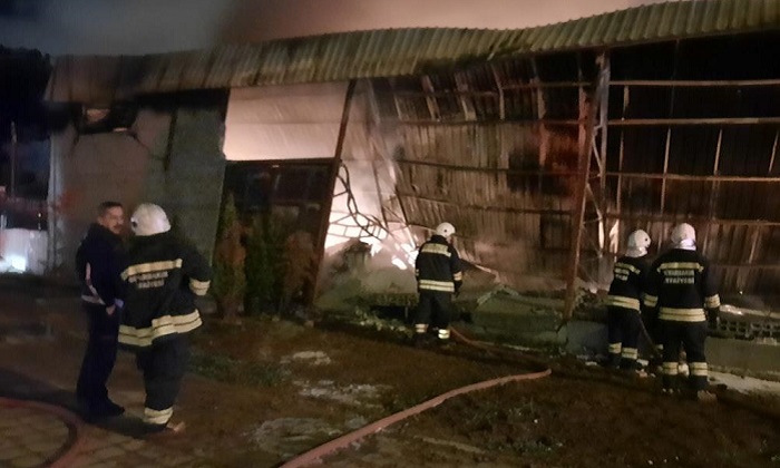 Diyarbakır’da inşaat malzemelerinin olduğu depoda yangın