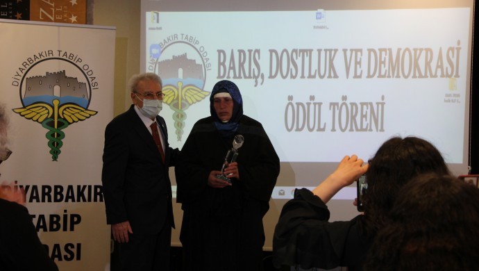 Diyarbakır Tabip Odası “Barış, Dostluk ve Demokrasi” ödülü Emine Şenyaşar’a  verildi