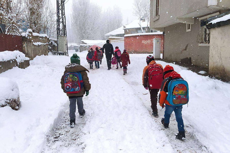 Diyarbakır'ın bir ilçesinde kar yağışı nedeniyle okullar tatil edildi