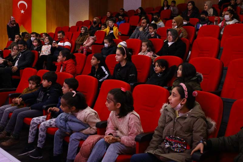 Yenişehir’de ücretsiz tiyatro şenliği başladı