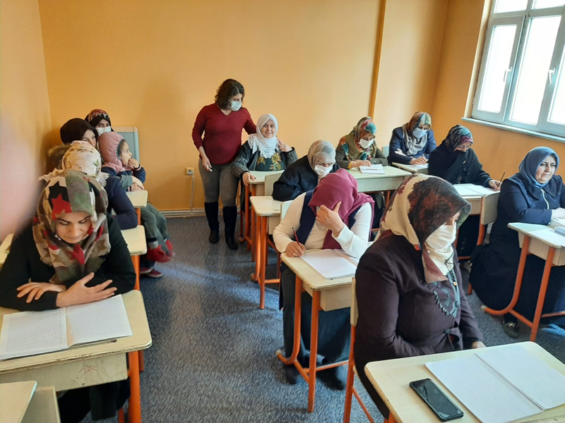 VİDEO HABER - Okuma yazma kursuna kadınlardan yoğun ilgi!