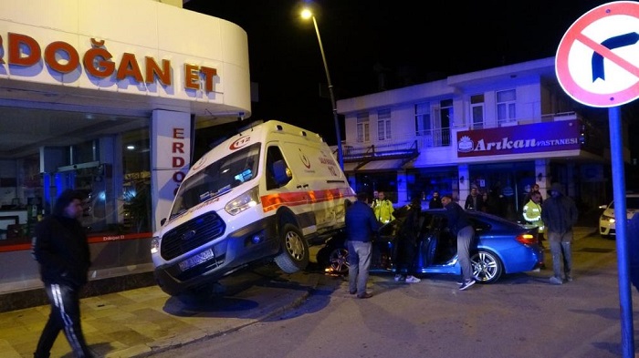 Hasta ihbarına giden ambulans otomobille çarpıştı: 5 yaralı