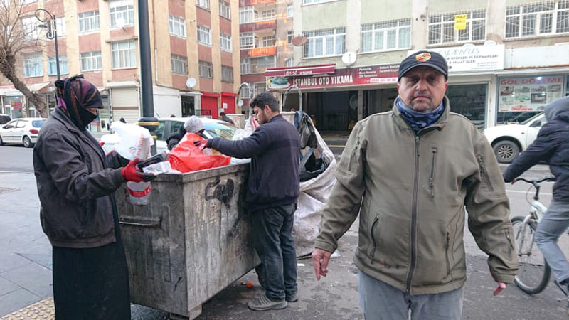 Vatandaşın çöp isyanı: 500 dairenin çöpünü ben çekiyorum