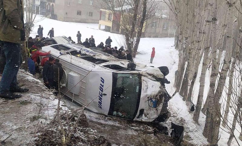 VİDEO HABER - Yolcu minibüsü devrildi: Çok sayıda yaralı