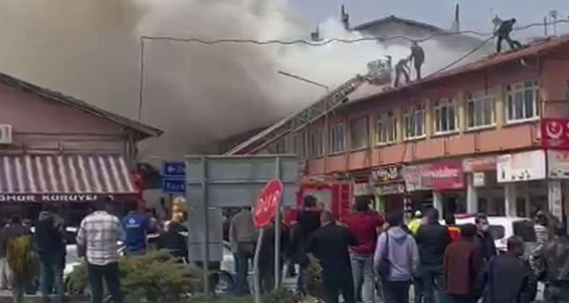 VİDEO HABER - İş hanının çatısında çıkan yangın korkuttu!