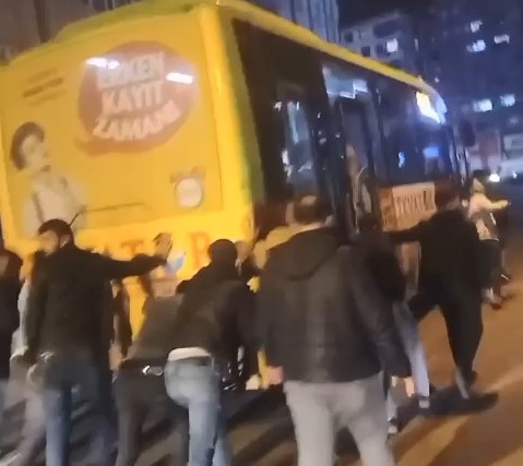 Diyarbakır’da özel halk otobüsünün yakıtı bitti, yolcular itti