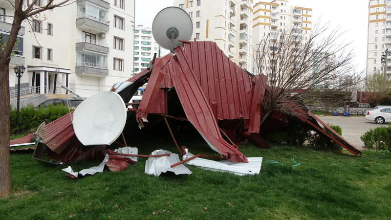 Şiddetli rüzgar 1 tonluk çatıyı uçurdu