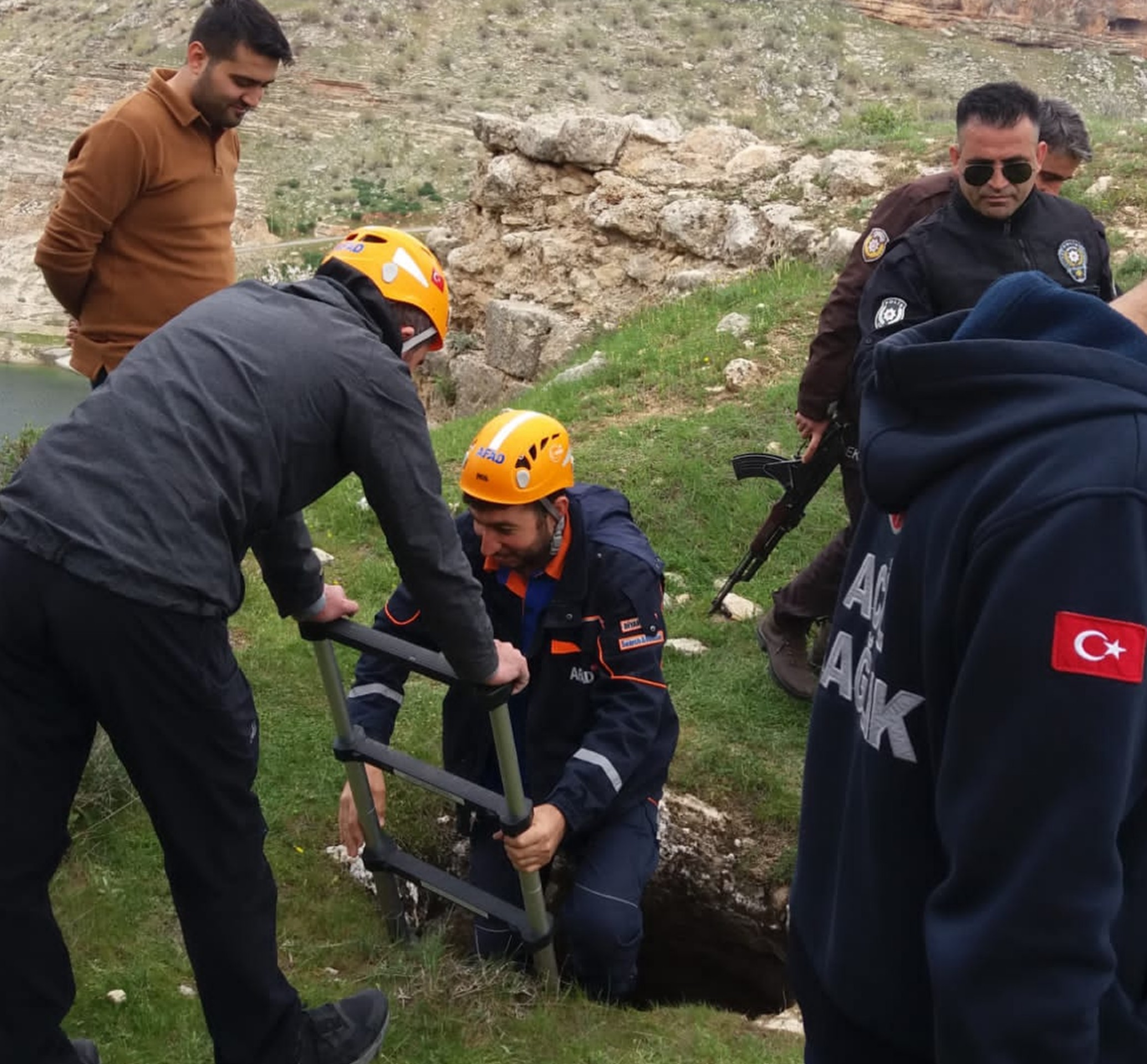 Su kuyusuna düşen genci AFAD kurtardı