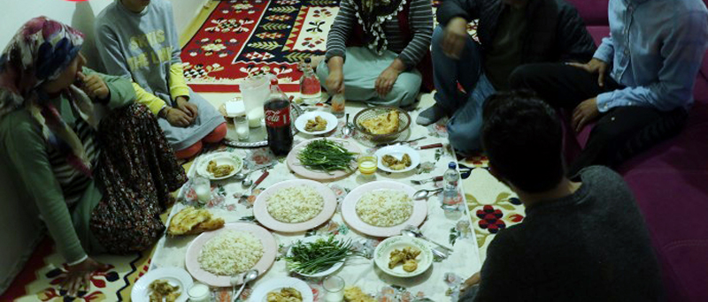 Diyarbakır’da 8 kişilik ailenin 83 liralık iftar sofrası