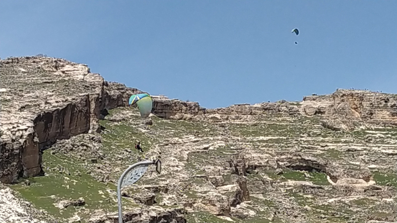 Tarihi Hasuni Mağaralarında yamaç paraşütü