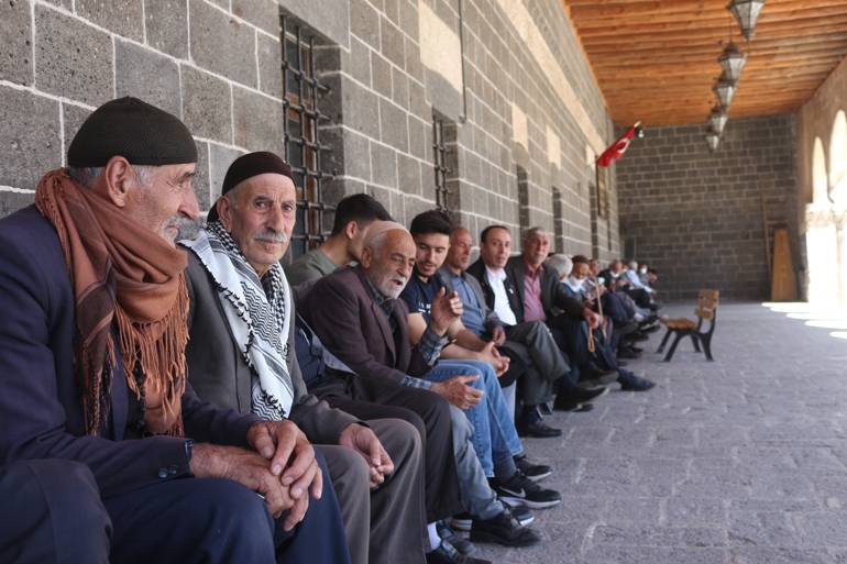 Diyarbakırlı emekliler: Torunlarımıza harçlık vermeyecek durumdayız
