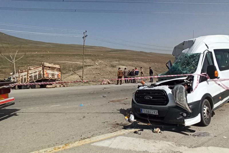 VİDEO HABER - Kamyonet ile minibüs çarpıştı: 13 yaralı