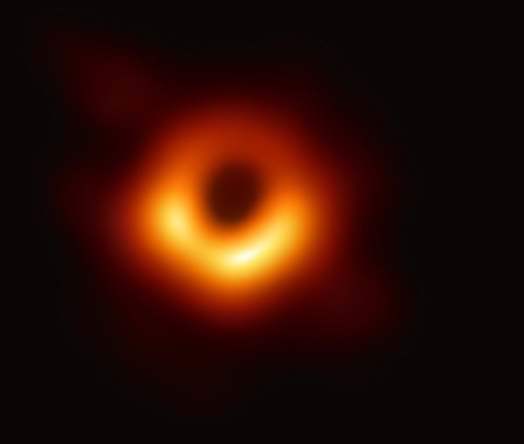 Evrenin ilk kara delik fotoğrafı