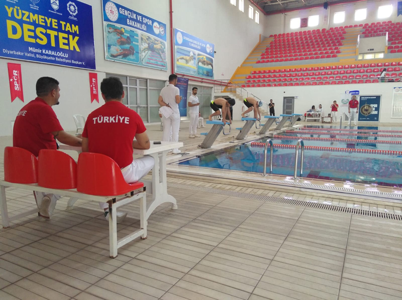 Diyarbakırda yüzme eğitimi alan çocuklara malzeme desteği