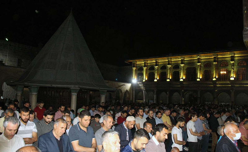 VİDEO HABER - Kadir Gecesinde Ulu Camii doldu taştı!