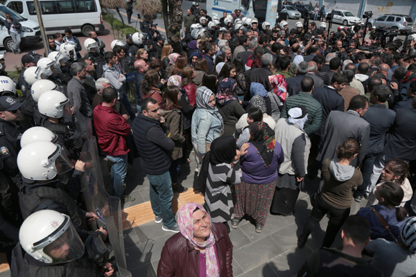 VİDEO HABER: HDP’den Bağlar Belediyesi önünde YSK protestosu: “Hakkımız elimizden alındı”
