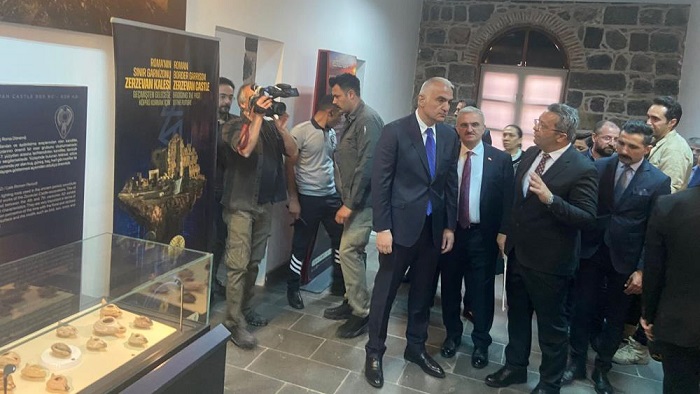 Zerzevan Kalesi’nde arkeolojik kazılar ile ortaya çıkarılan eserler ilk defa ziyarete açıldı
