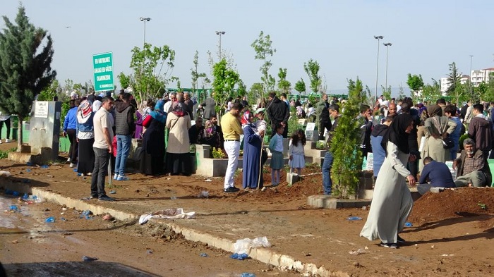 Diyarbakır’da vatandaşlar, bayram sabahı mezarlıklara akın etti