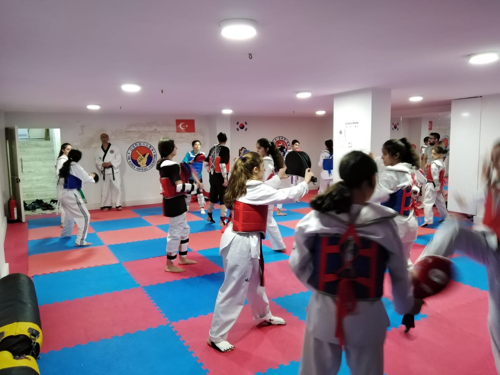 Genç taekwondocular, Şampiyonalara hazırlanıyor