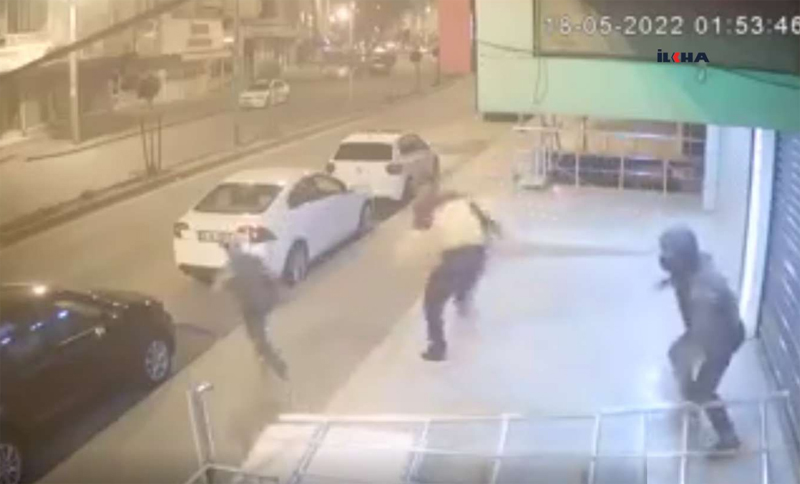 VİDEO HABER - Demir korkuluk çalmaya çalışan hırsızlar fark edilince kaçtı