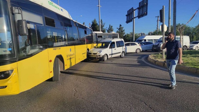 ​Diyarbakır'da otomobil, belediye otobüsüne çarptı: Bir yaralı