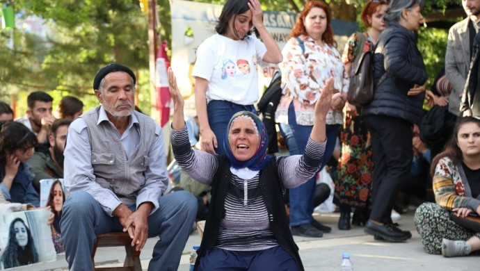 Doku ailesi, Tunceli'de oturma eylemine başladı