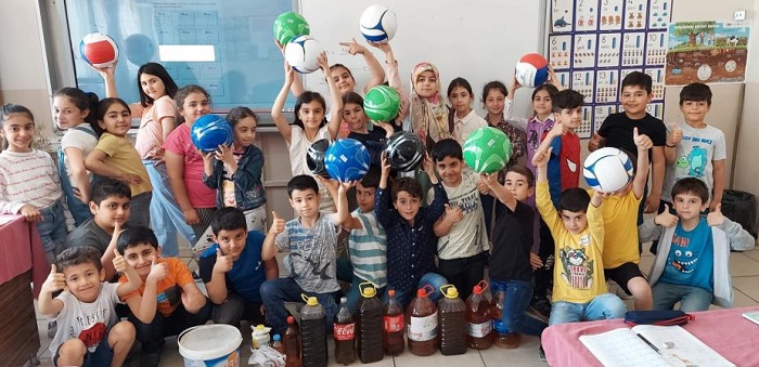 Bismil’de “atık yağ” getiren çocuklara top dağıtıldı