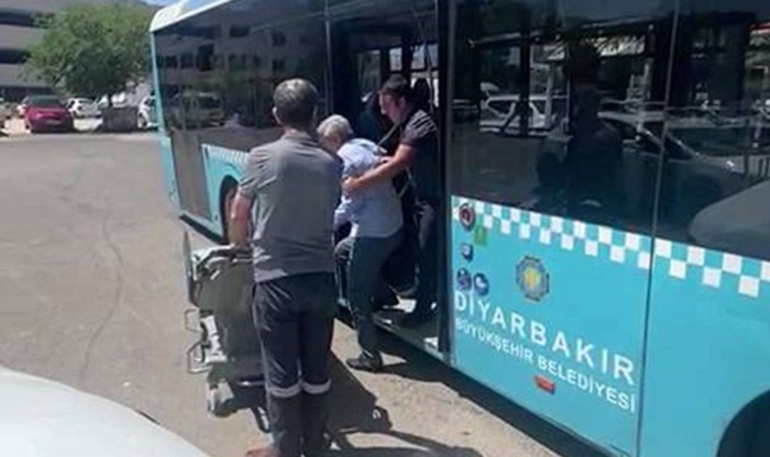 Diyarbakır'da otobüste fenalaşan yolcuyu otobüs şoförü hastaneye yetiştirdi