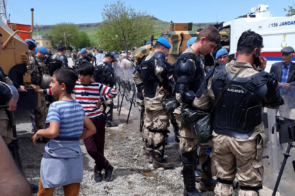 Diyarbakır’da DEDAŞ'ın çalışmasında gerginlik; 5 yaralı