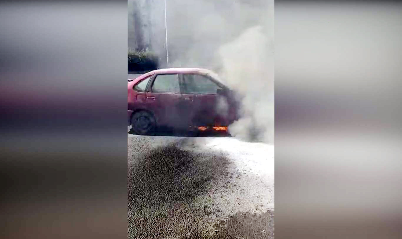 VİDEO HABER - Seyir halindeki otomobil alev aldı